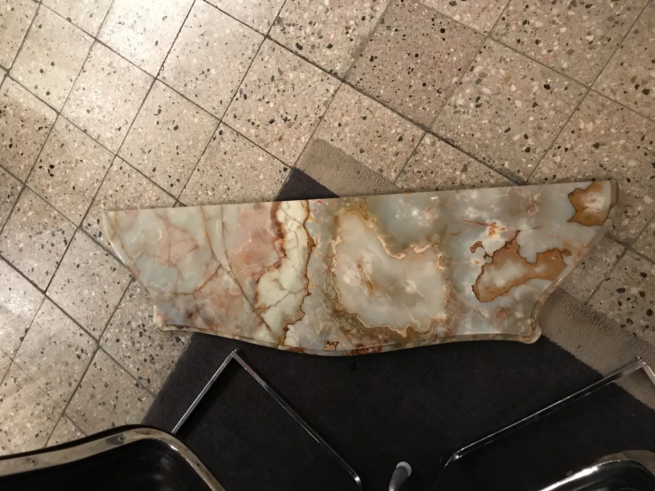 antike Konsole mit dekorativer Oberfläche, subtile Details