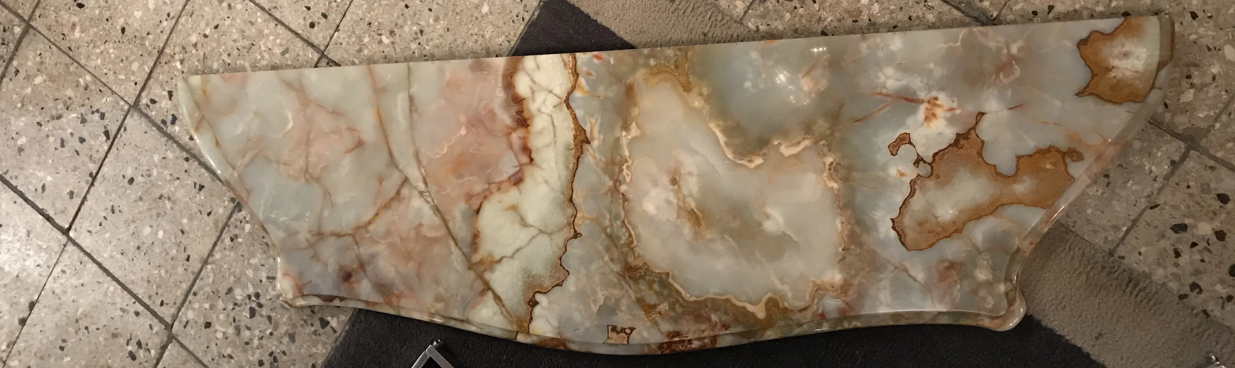 طاولة وحدة التحكم القديمة بتصميم زخرفي بألوان ناعمة