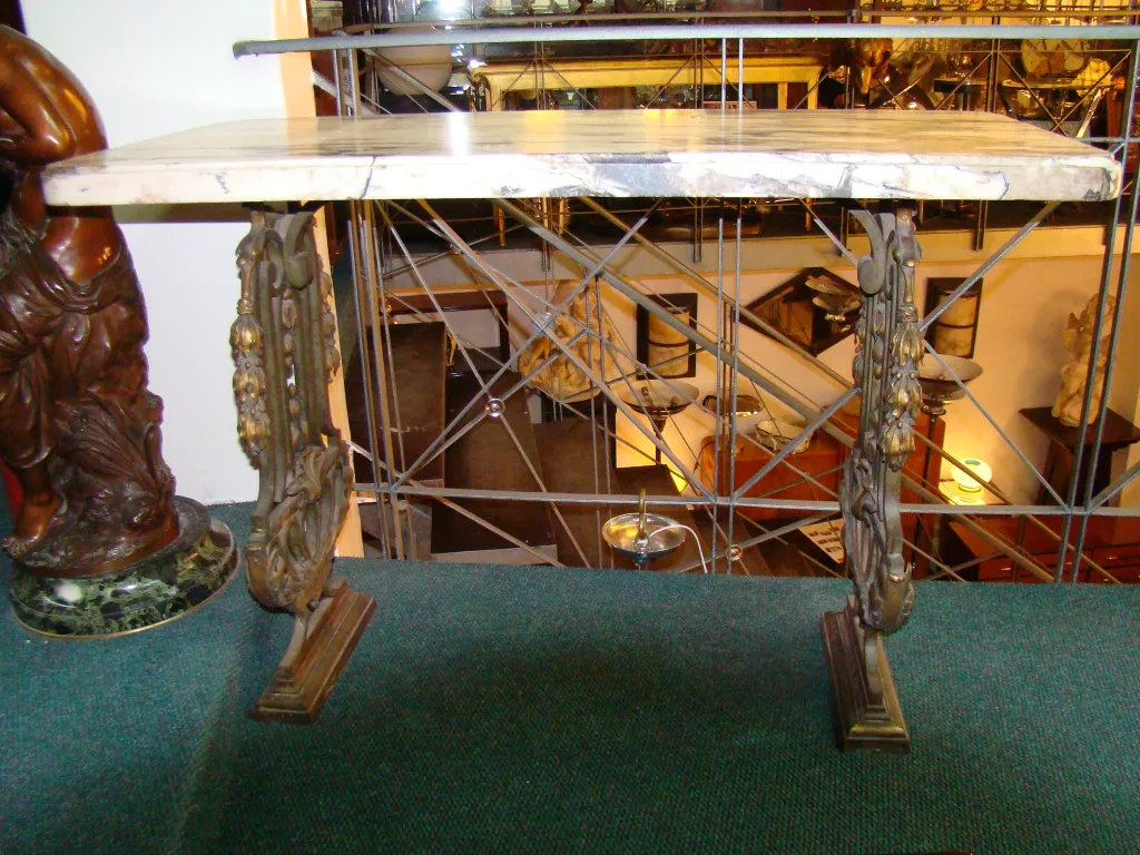 antica console con dettagli elaborati, decorativa