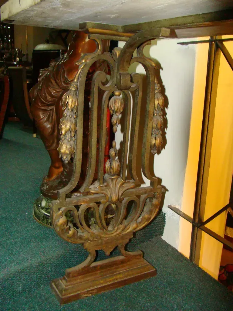 antigua consola dresuar con decoraciones elaboradas