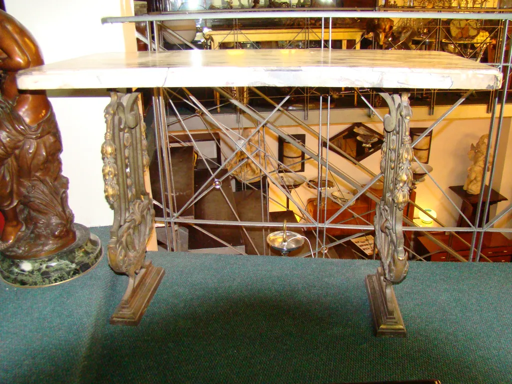 vue latérale d'une ancienne console avec décor