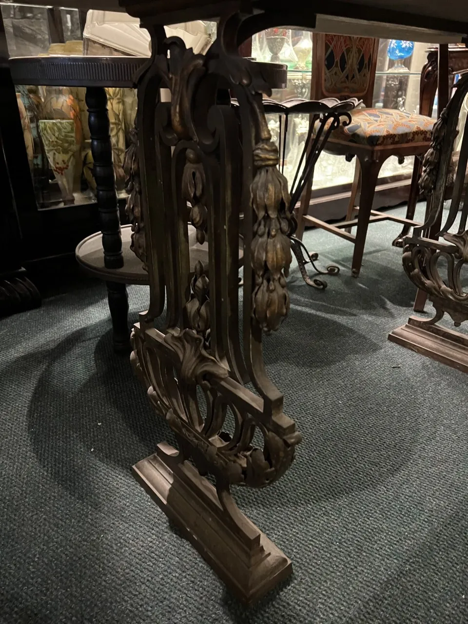 detalles ornamentales en la base de un antiguo consolan