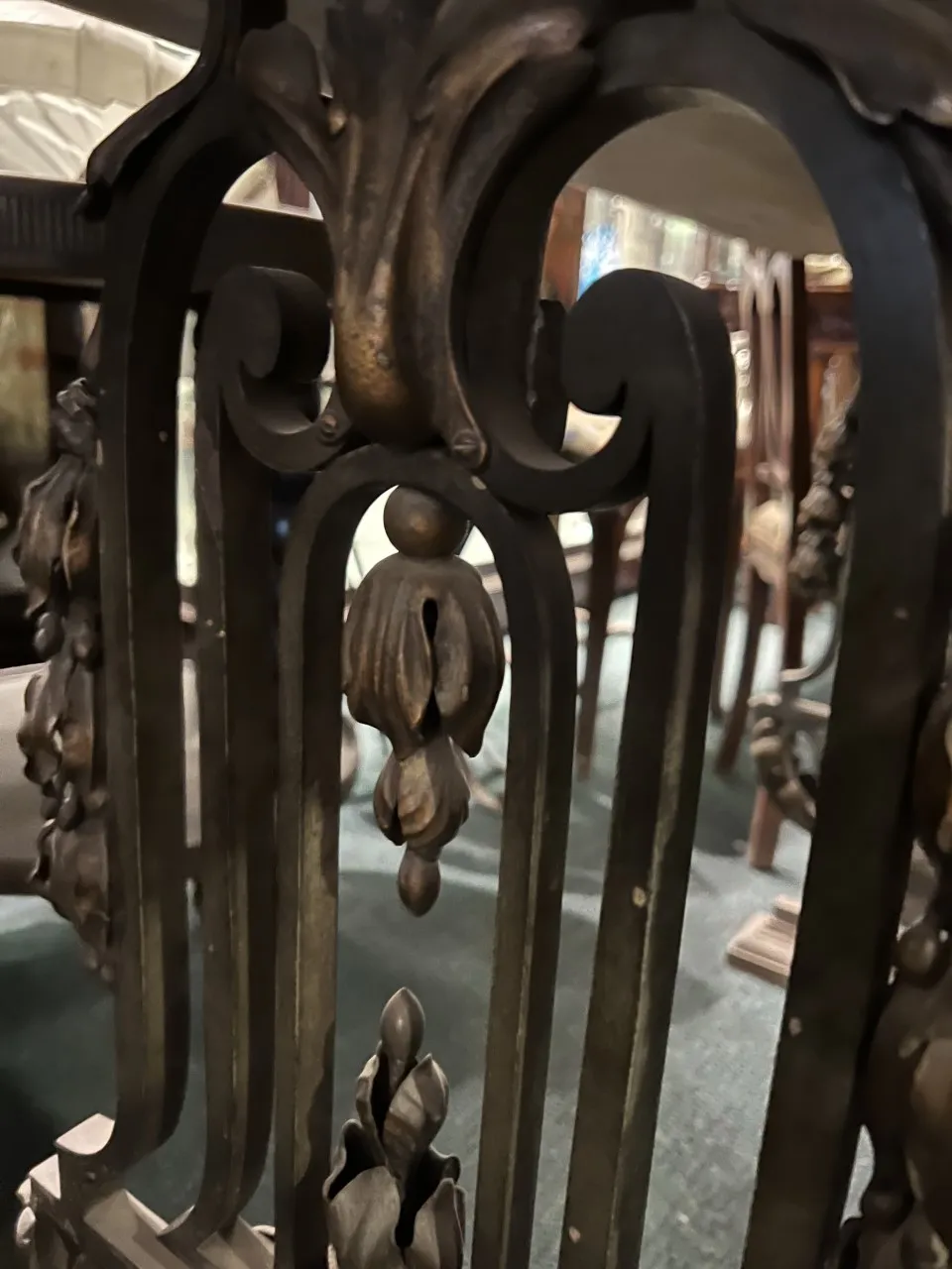 Dresuar ancien avec des détails décoratifs complexes