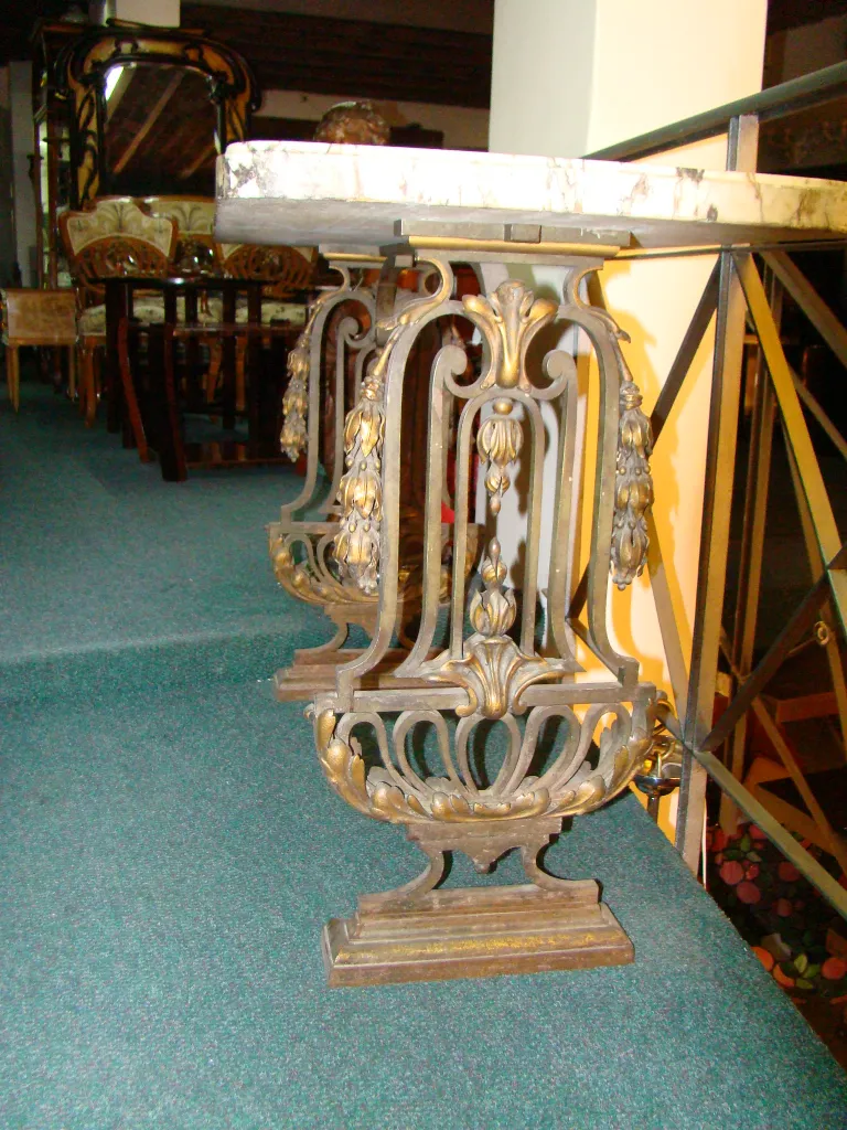 Antique dresuar avec base décorative dans un cadre vintage