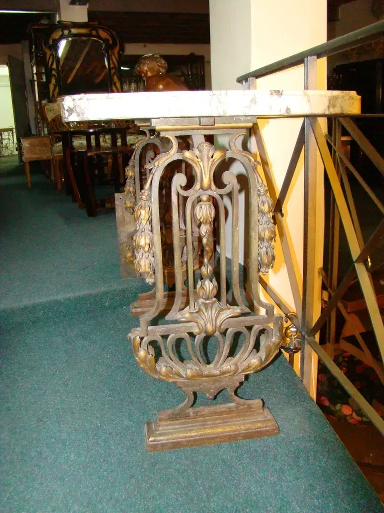 Console ancienne avec des motifs élaborés et un fond vert