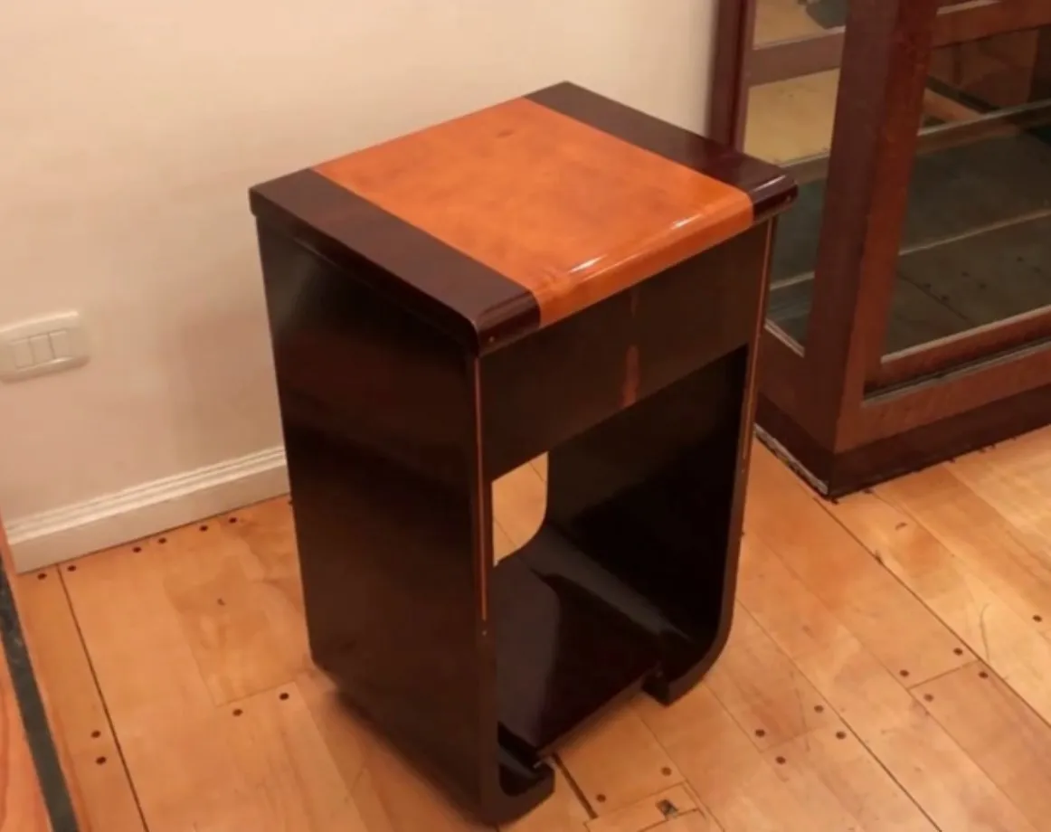 Consola antiga com design elegante em marrom.