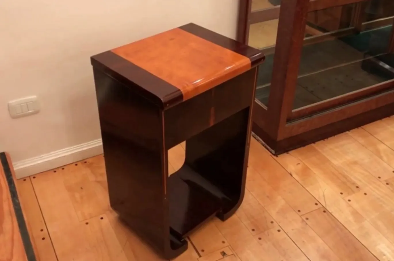 antico tavolo dresuar con design elegante