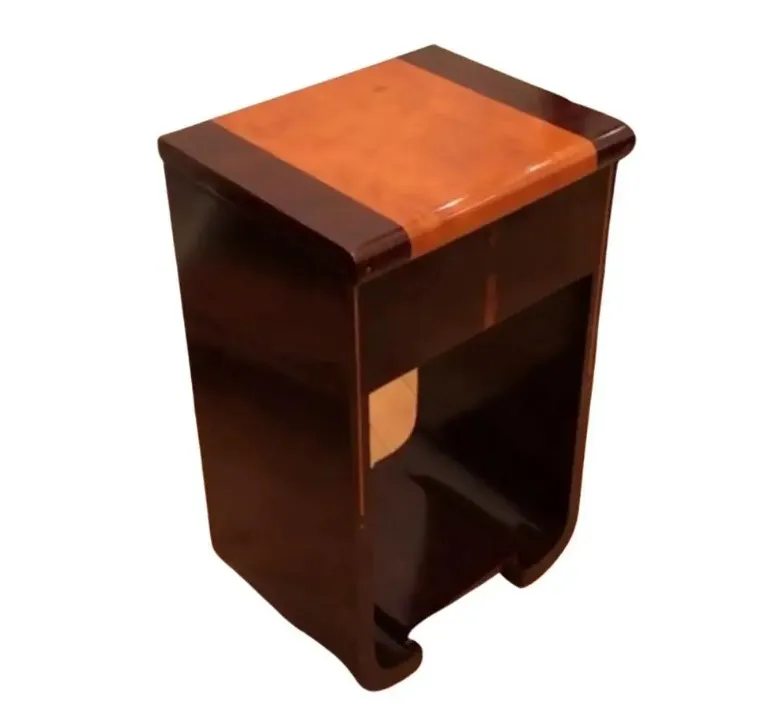 antico dresuar con design elegante e finitura liscia