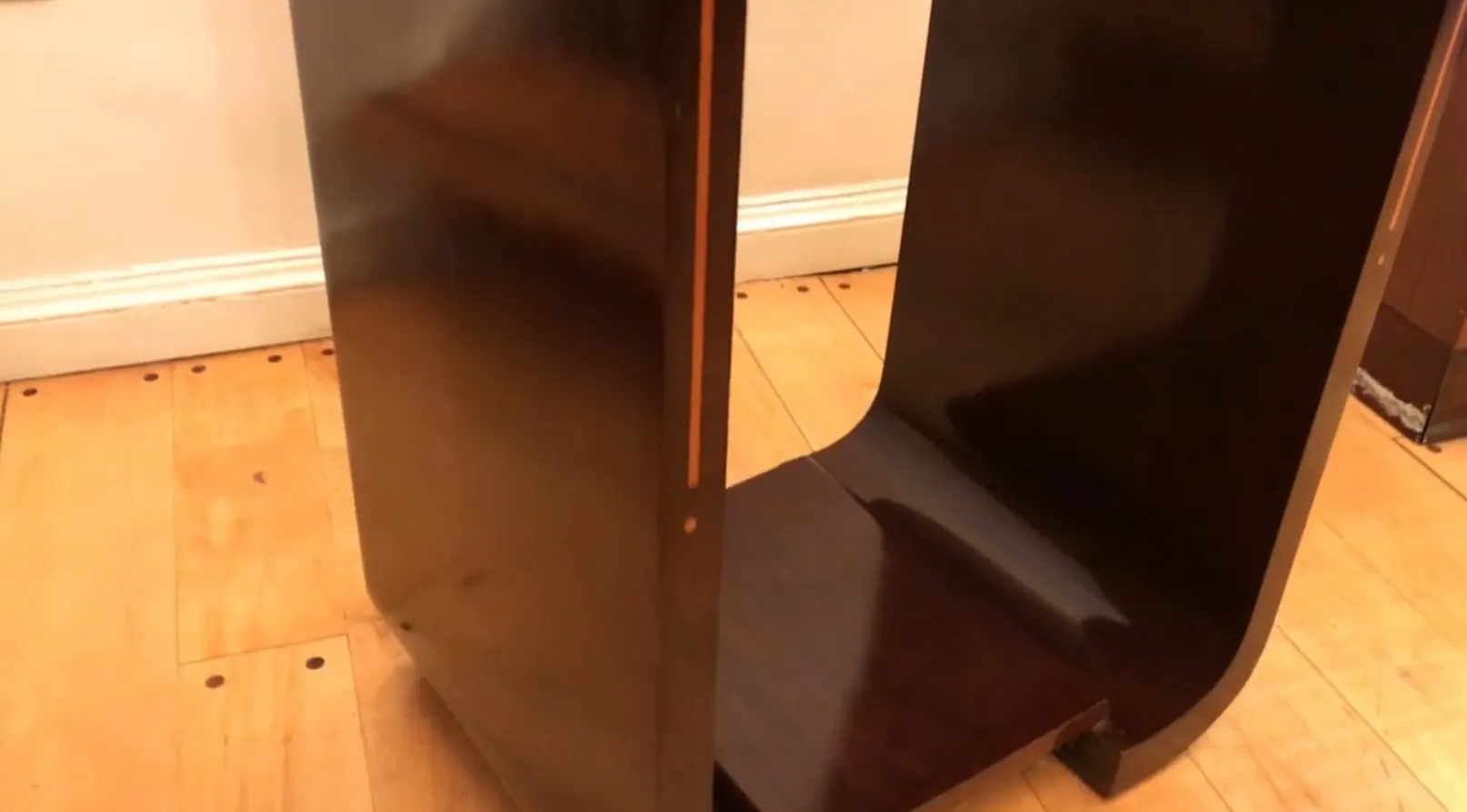 console ancienne avec design élégant dans un cadre chaleureux