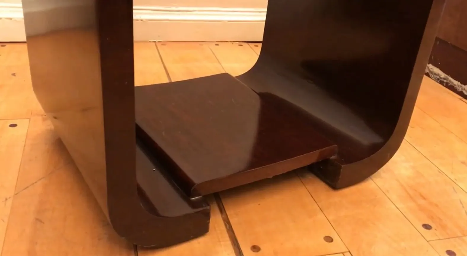 Vista laterale di un vecchio tavolo consolle con design elegante