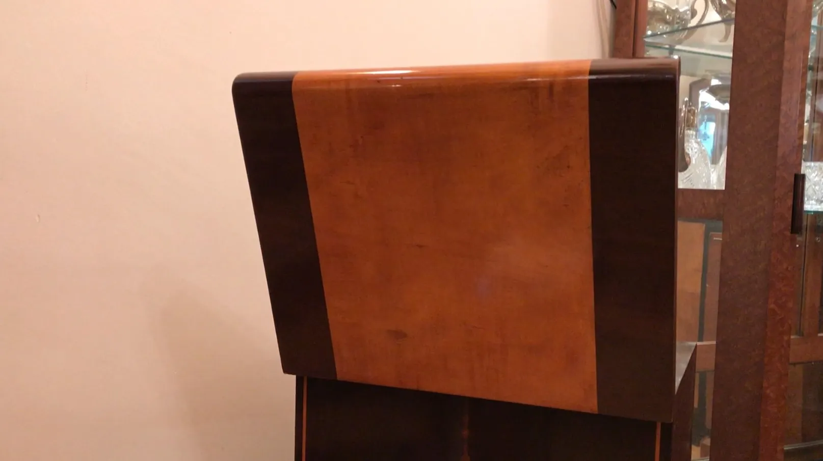 consola antigua con diseño elegante y detalles decorativos, en un entorno clásico