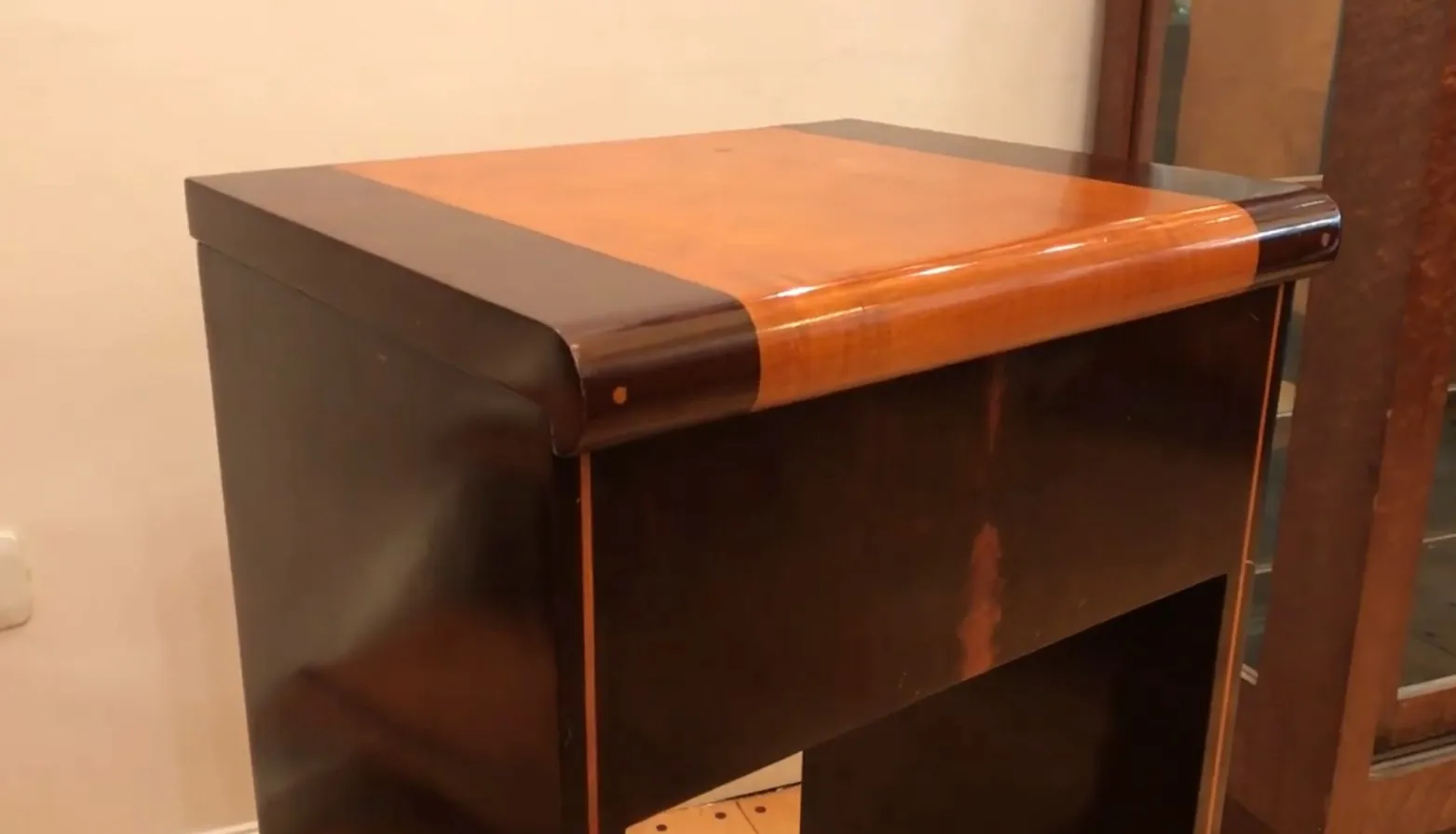 console ancienne élégante avec finitions lisses et détails