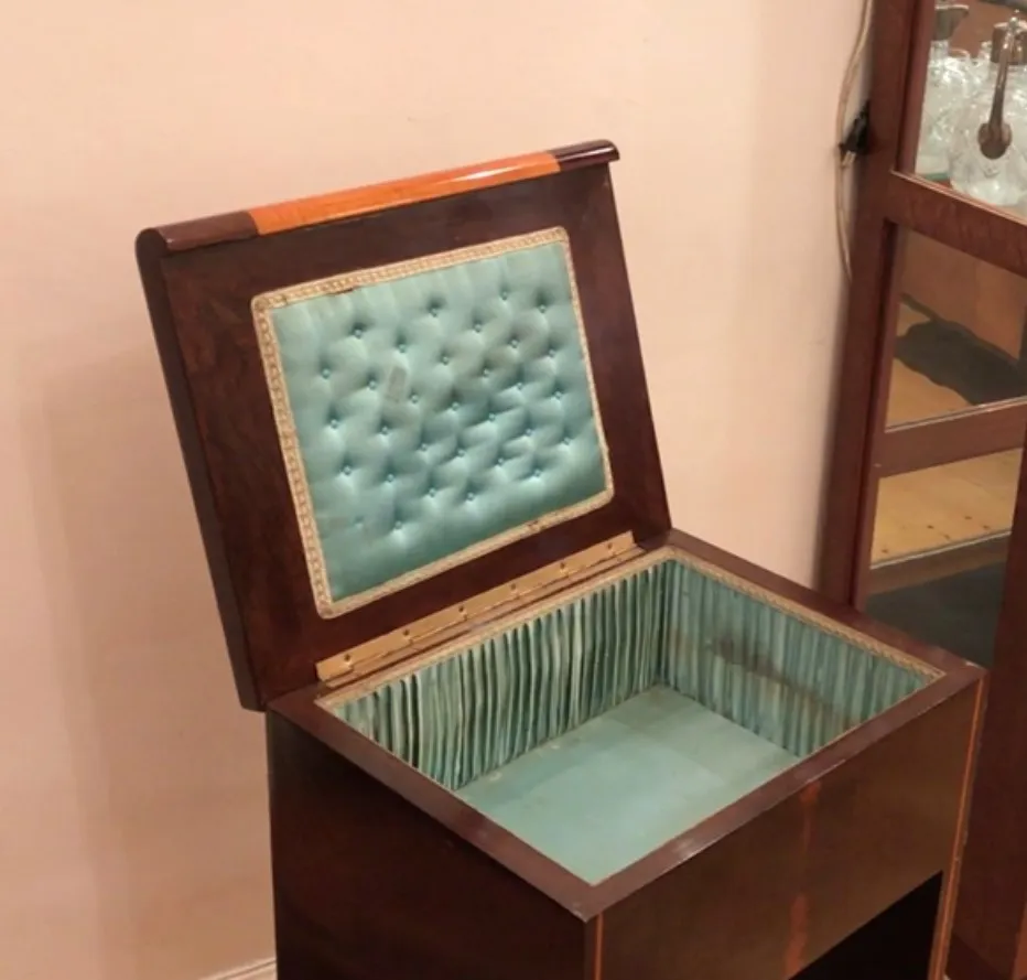 consola antiga com tampa azul e interior decorativo