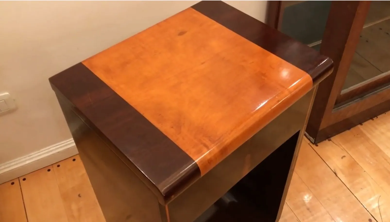 table console ancienne avec détail décoratif en haut