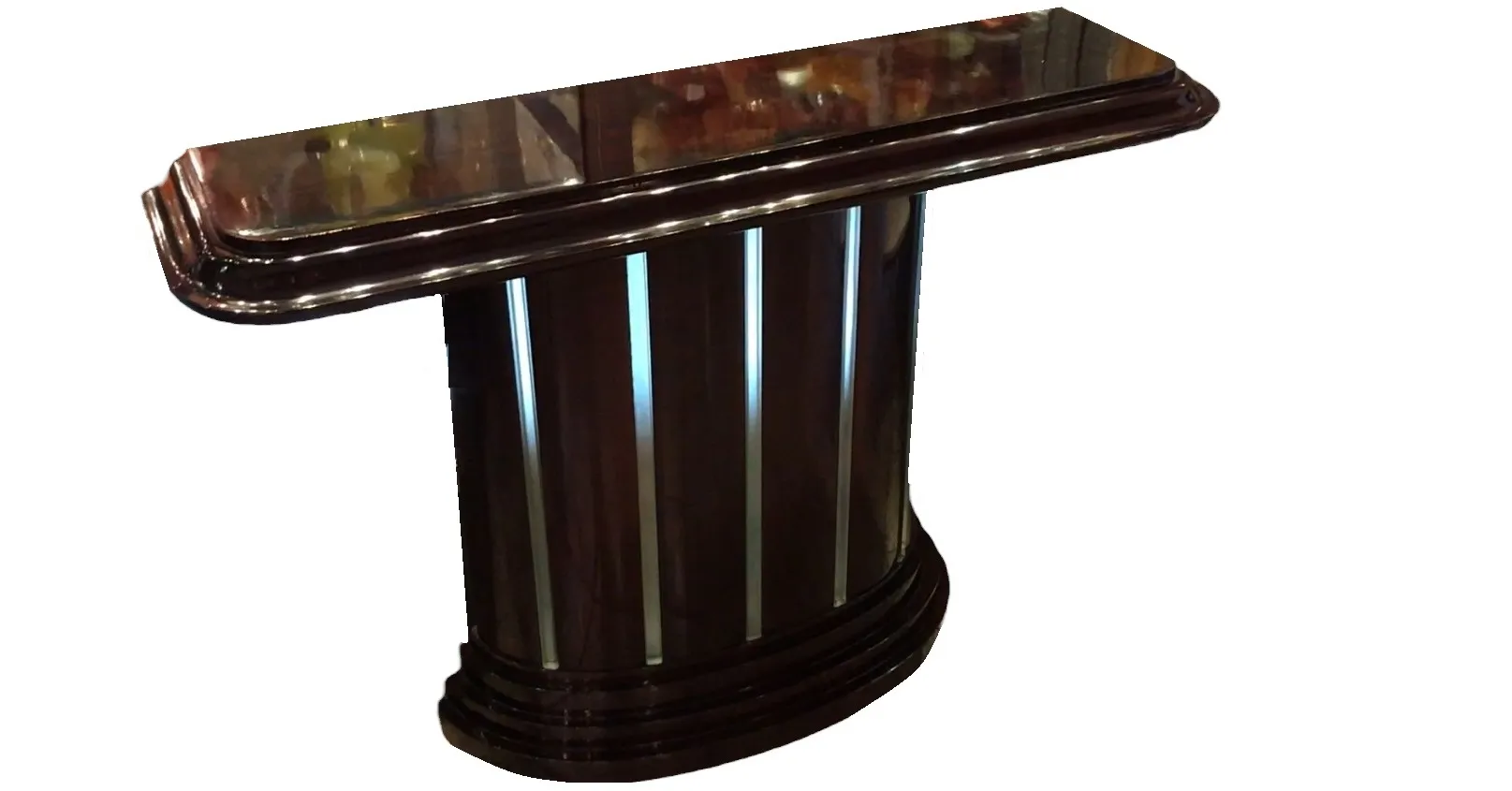 consola antiga com design elegante e brilhante