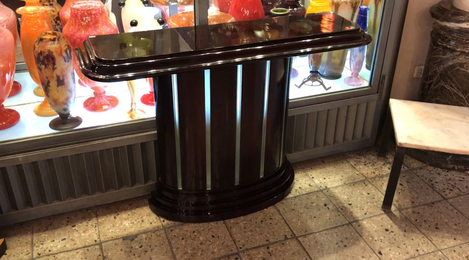 طاولة وحدة تحكم أنيقة مع ديكور عتيق