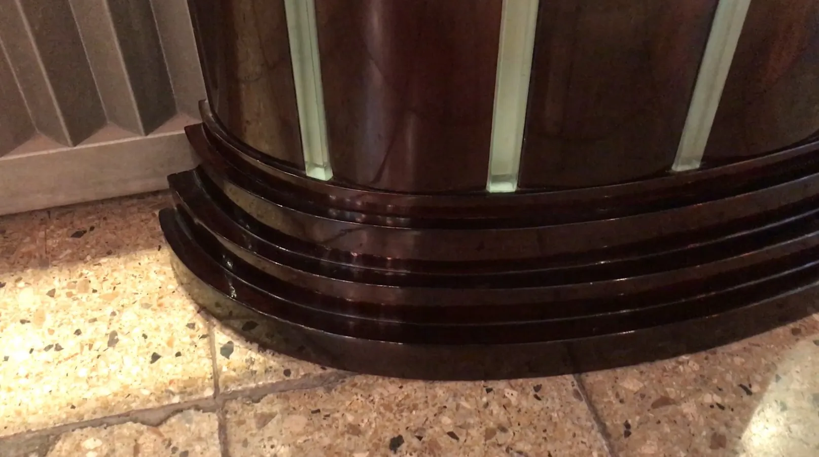 Ancienne console avec un design élégant et des détails raffinés