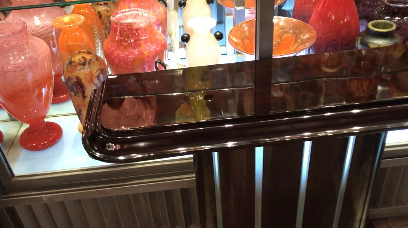 古いコンソール装飾とカラフルな環境