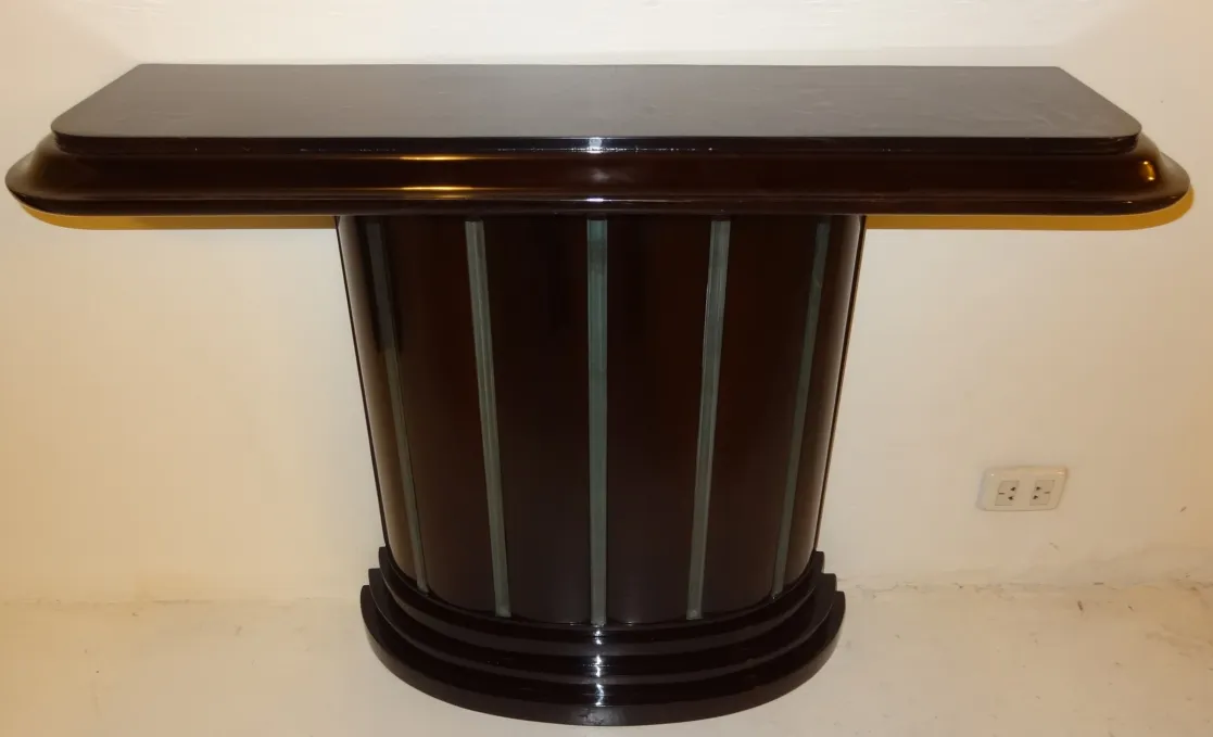 элегантный антикварный дресуар на нейтральном фоне