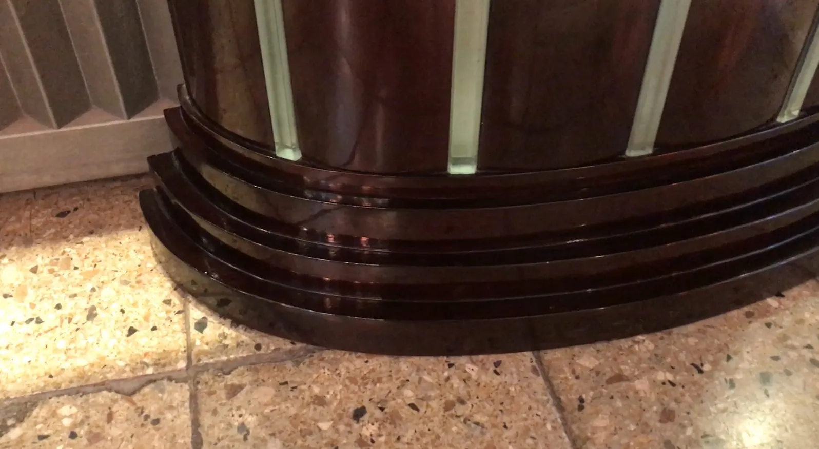 antiga consola com detalhes elegantes em um ambiente clássico