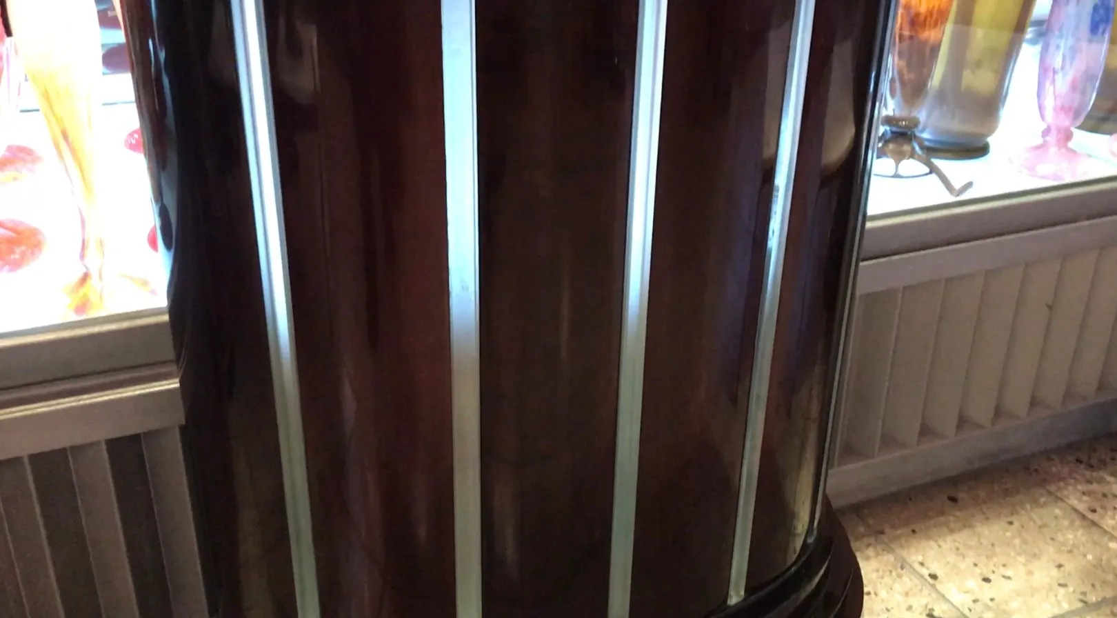 Console antique avec des détails élégants dans un cadre confortable.