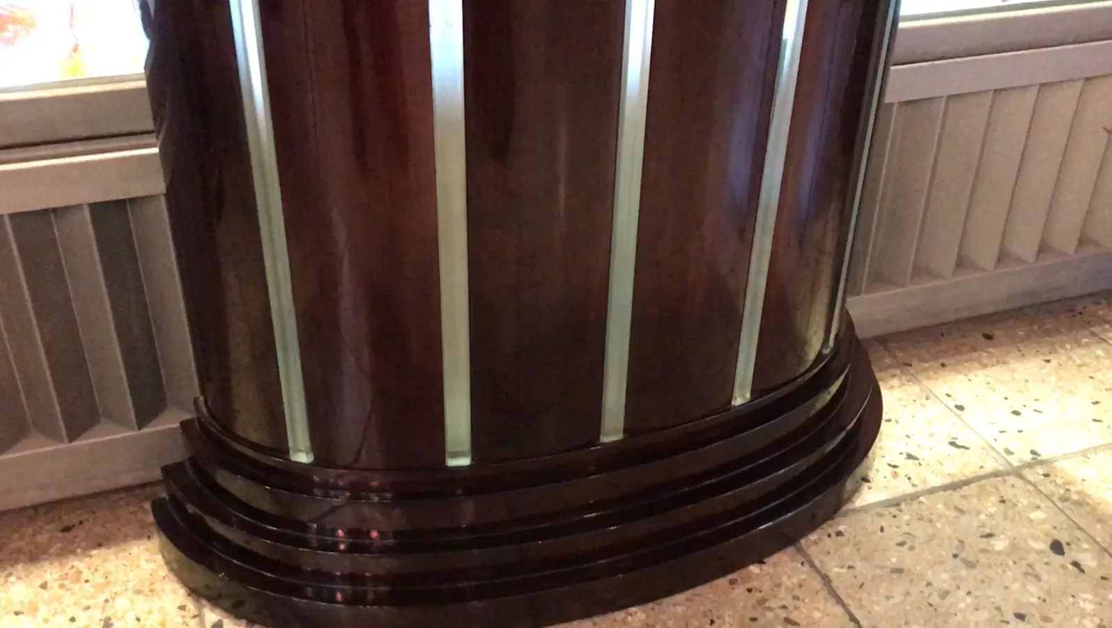 consola antigua de diseño elegante con detalles