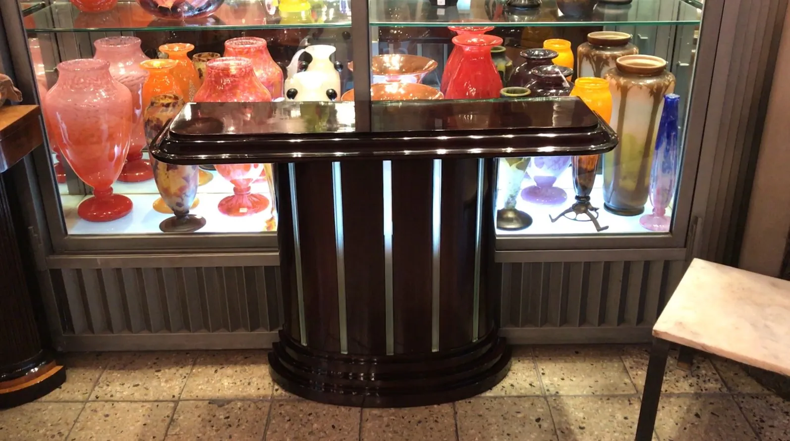 Antico mobili dresuar decorativo circondato da vasi