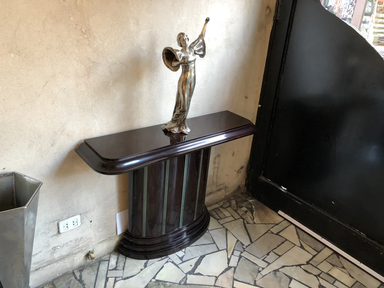 console antique avec sculpture décorative et fond neutre