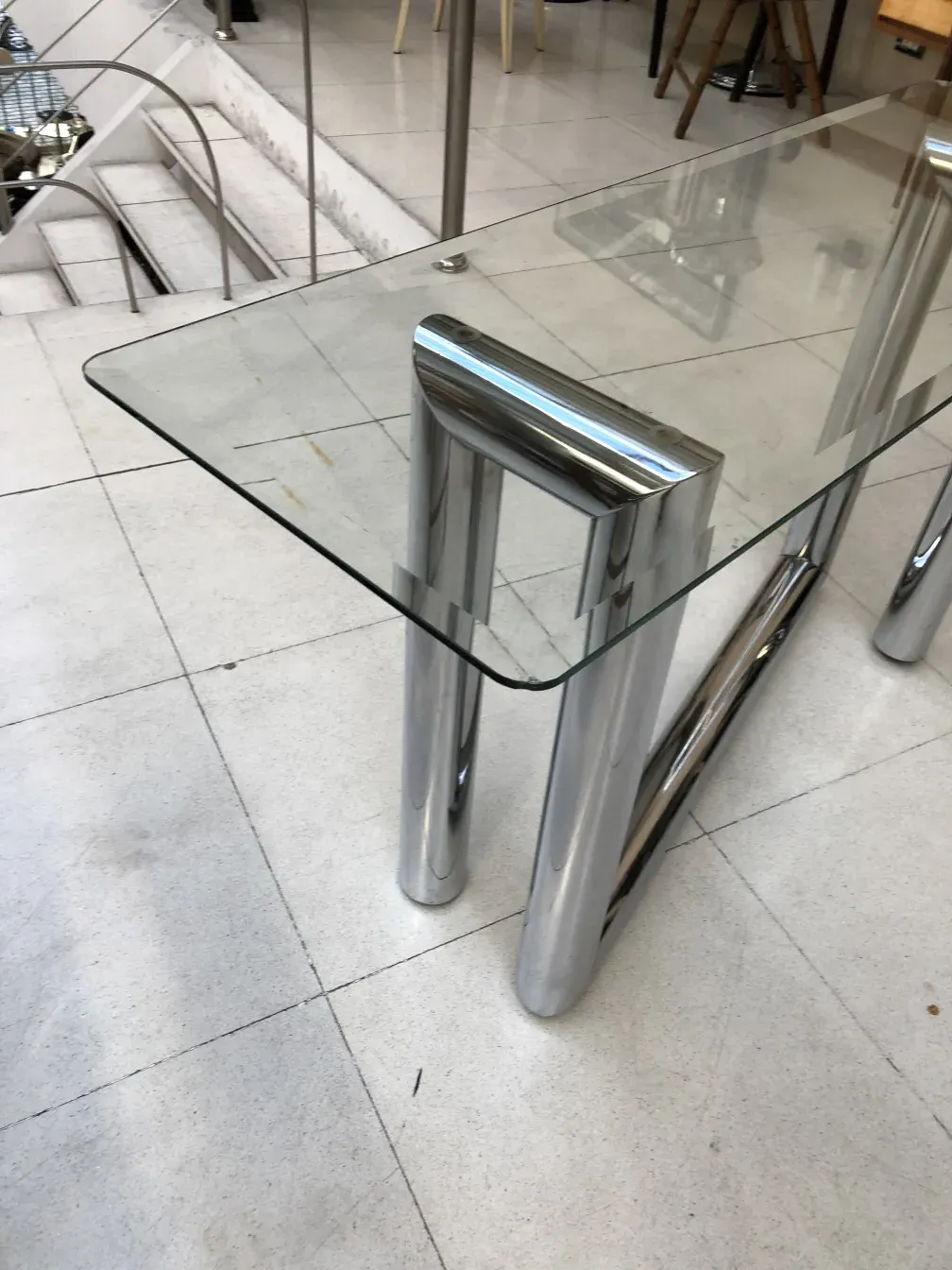 античный дресуар с стеклянной поверхностью и металлическими ножками, минималистичная обстановка