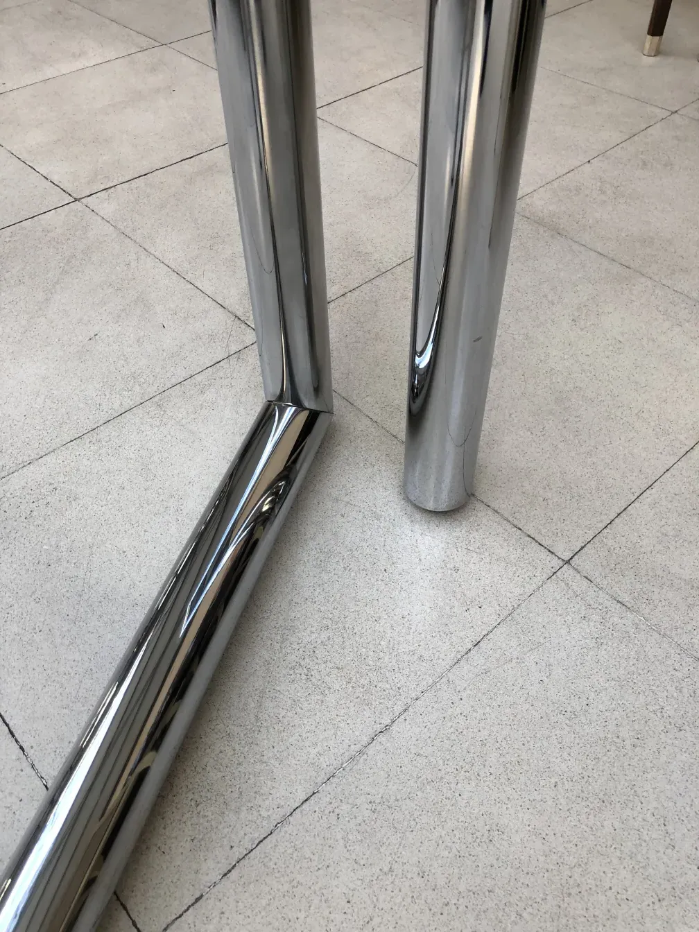 antike Konsole mit glänzenden Beinen in einem modernen Umfeld