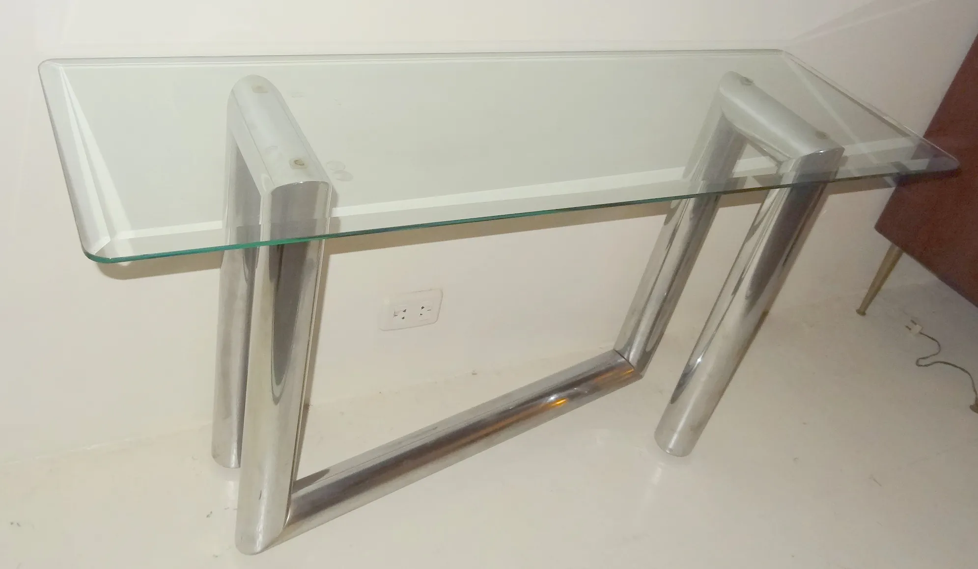 eleganter antiker Konsolentisch mit Glasplatte