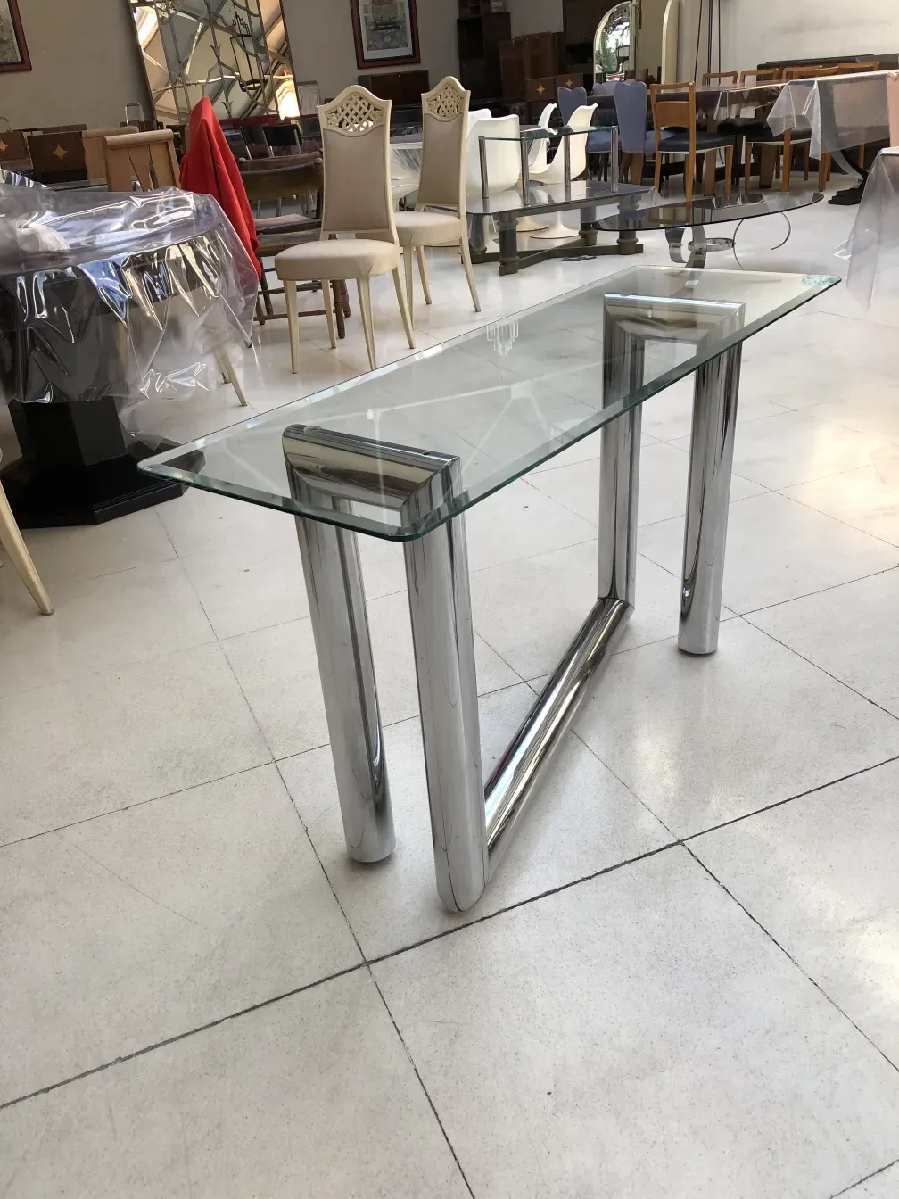 consola antica con design elegante, ambiente accogliente