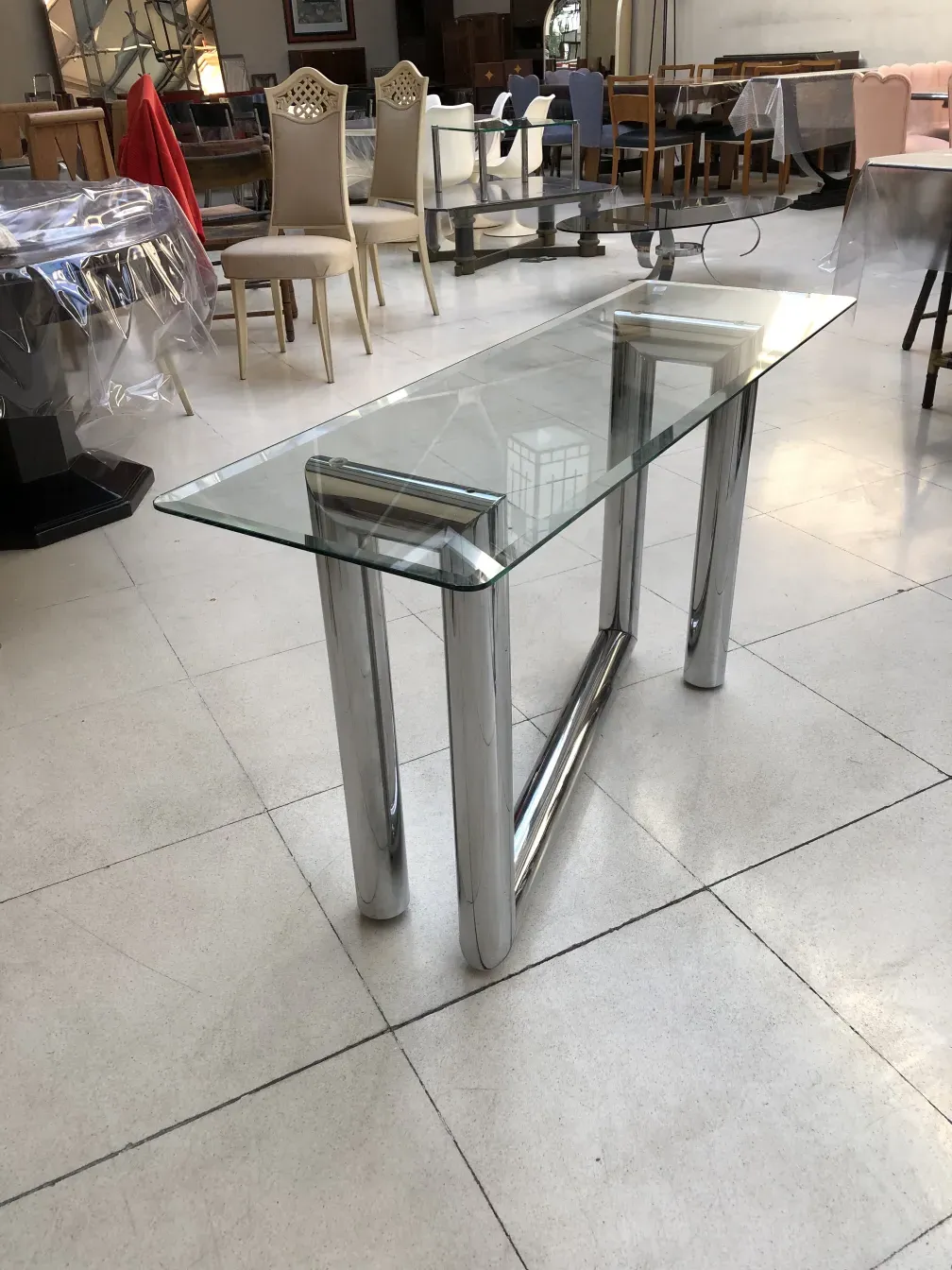 consola antigua con estructura moderna y elegante