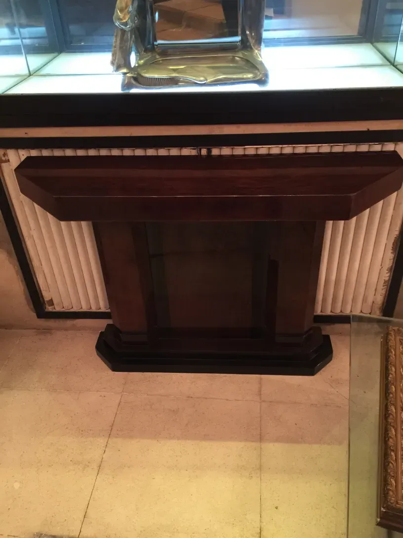 طاولة وحدة التحكم القديمة بتصميم أنيق