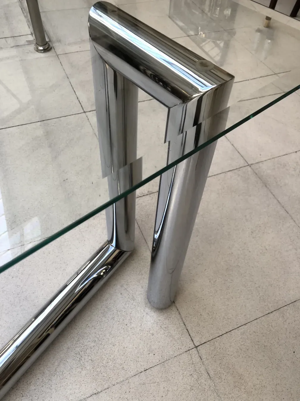 античный консольный стол с современными ножками.