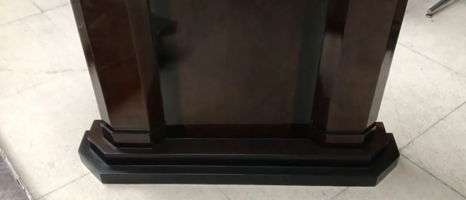 mesa de console antiga com detalhes elegantes