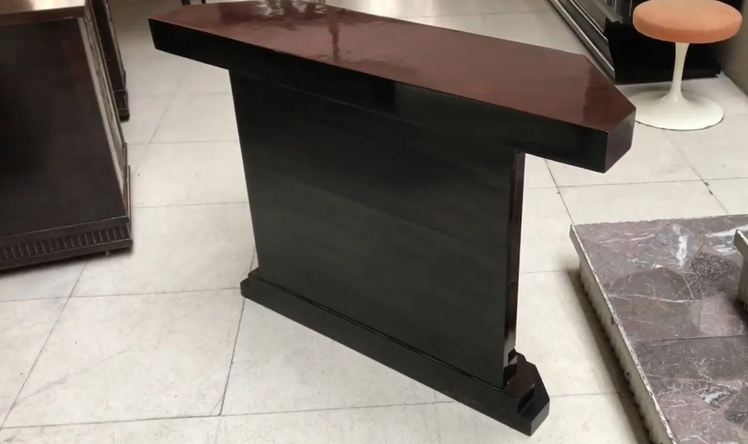 console antique élégante dans un cadre accueillant