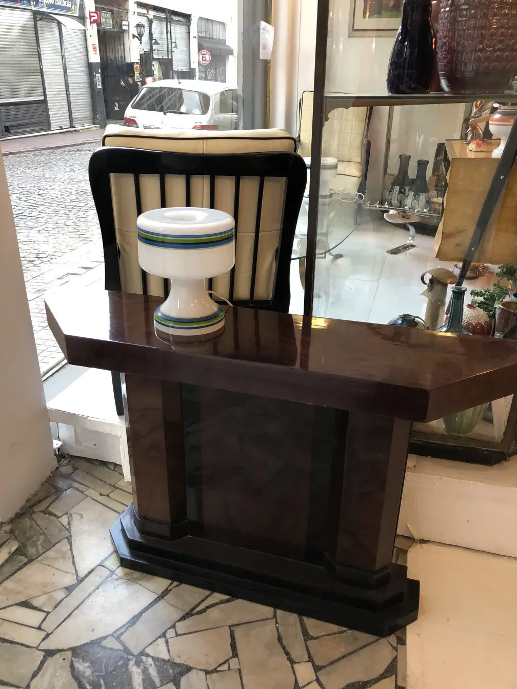 antiguo consola con detalles elegantes y ambiente clásico