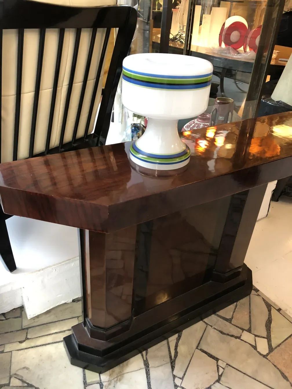 antique dresuar mit elegantem Design und Dekoration