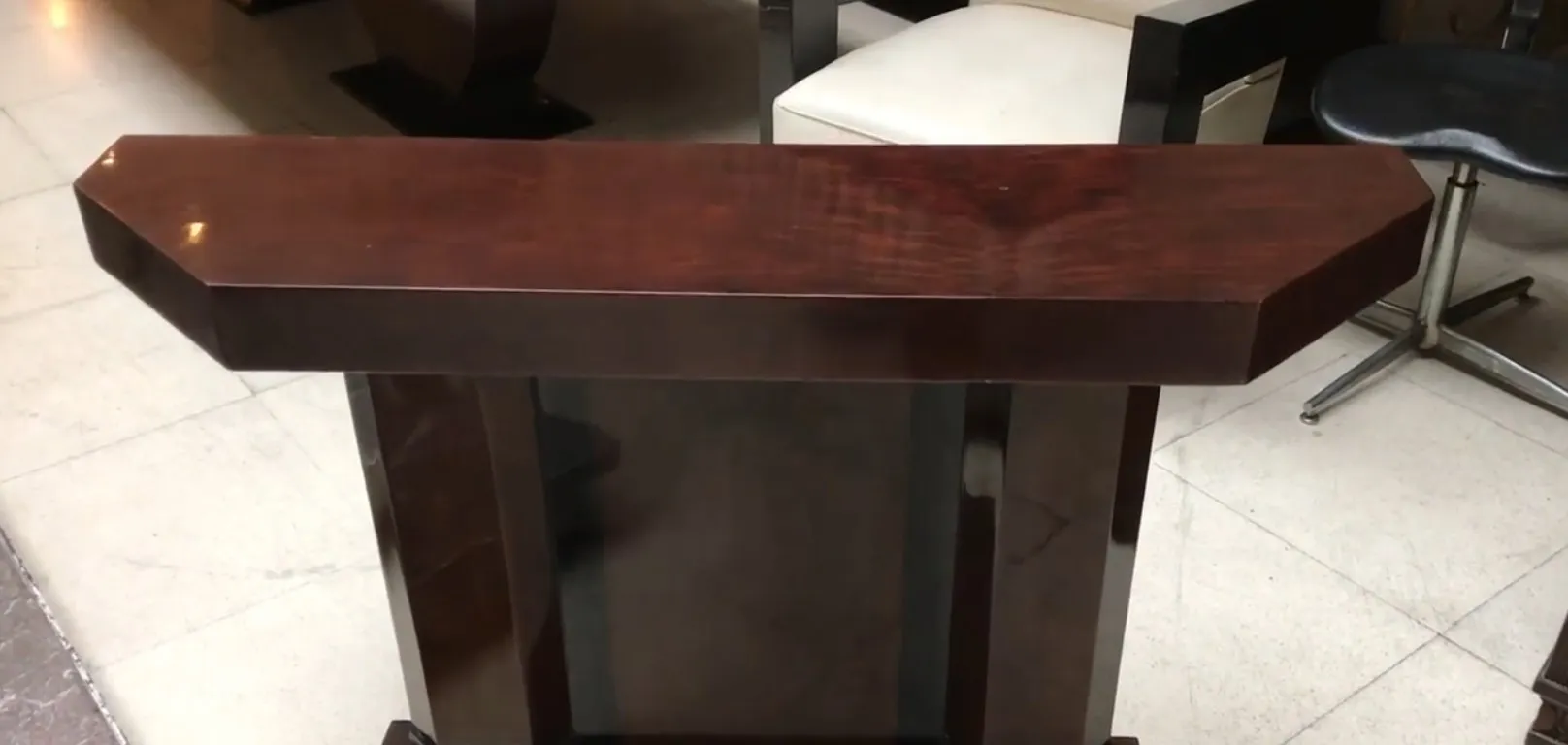 mesa console antiga com design elegante