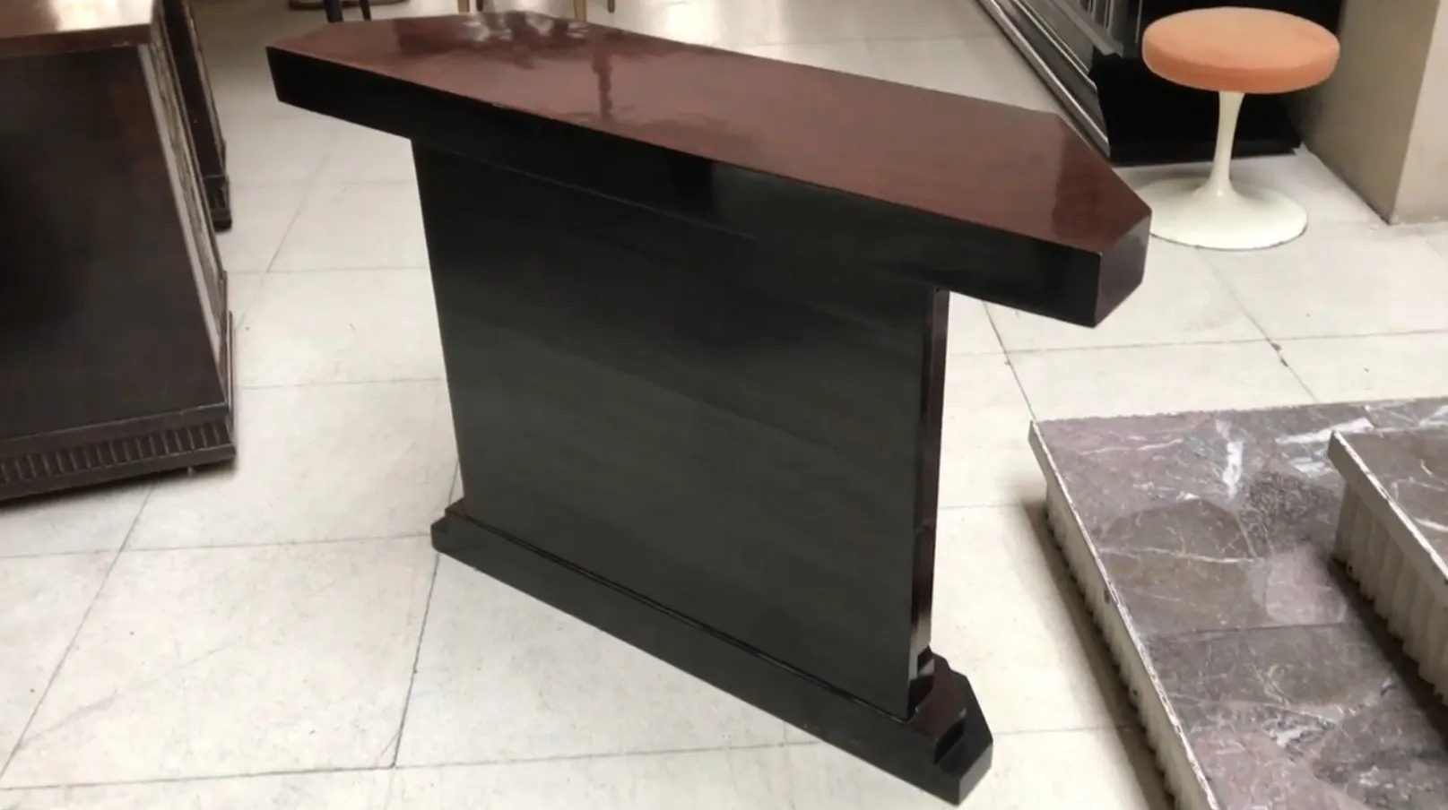 Consola antiga com design elegante e detalhes únicos.