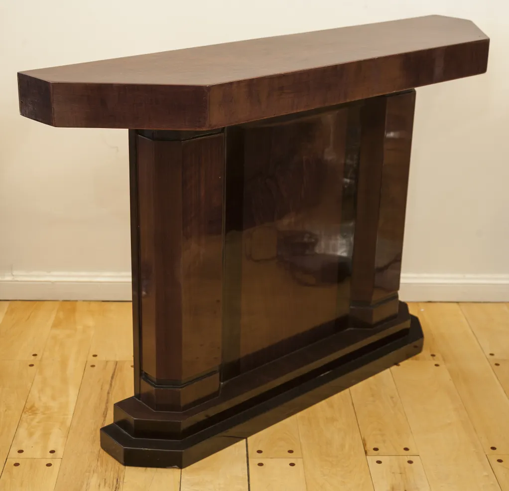 Antica console decorativa di forma rettangolare