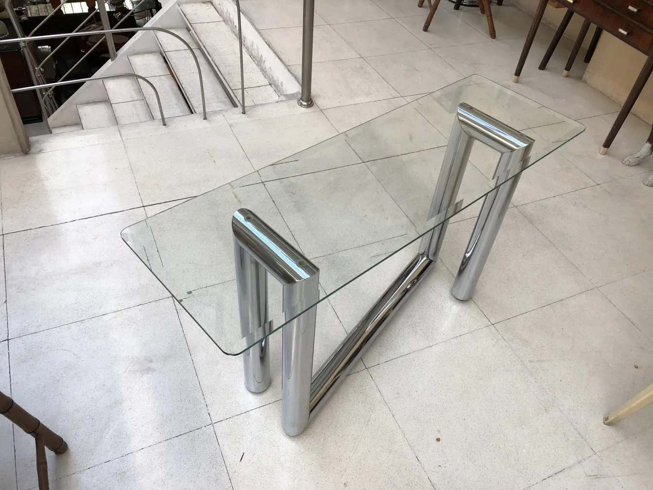 Antike Konsolentisch mit Glasplatte und eleganten Beinen