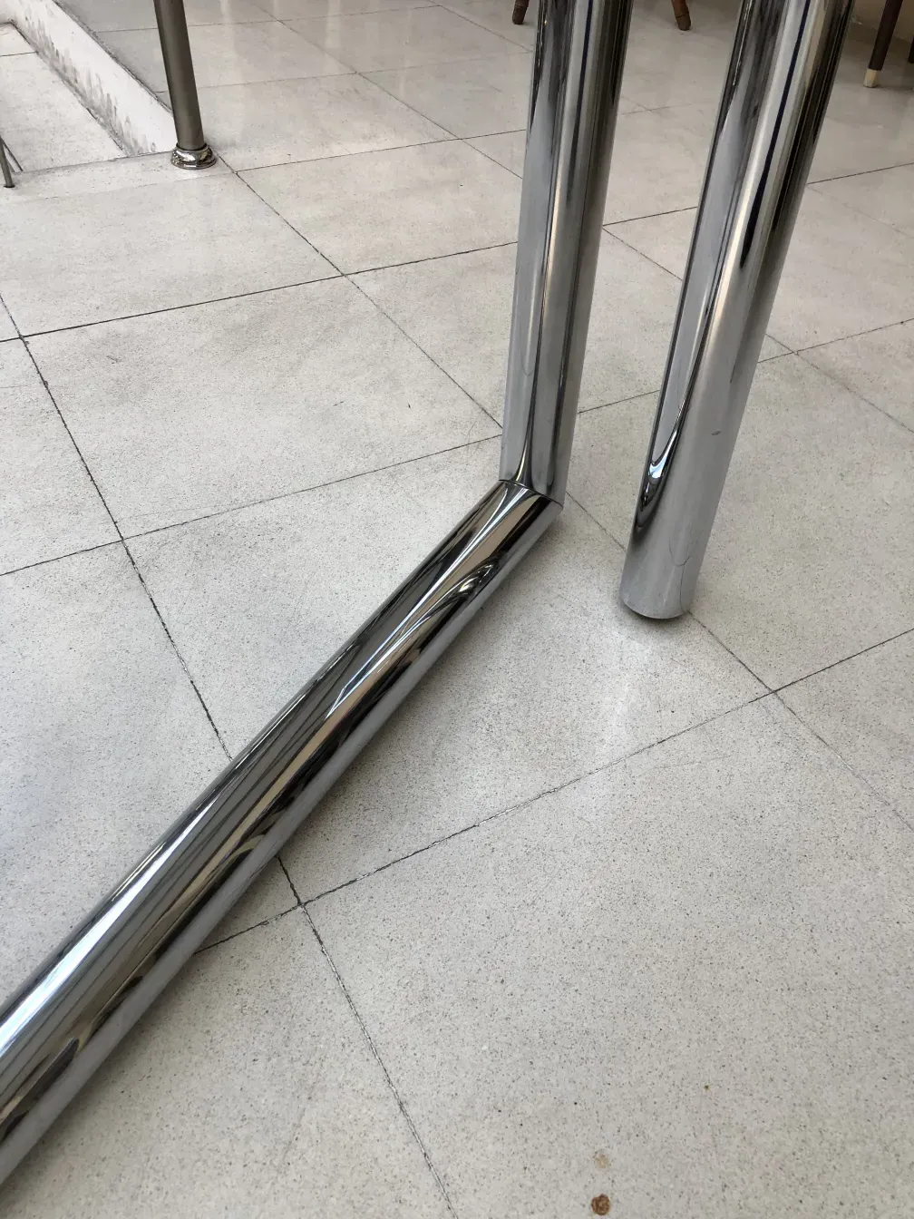 環境の中の光沢のある構造の古いコンソール