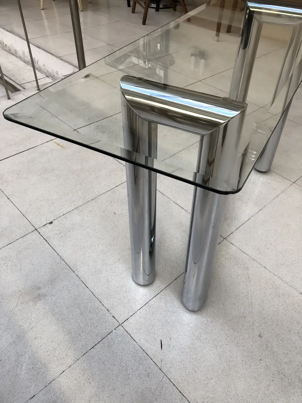 mesa consola antigua con acabado brillante y patas