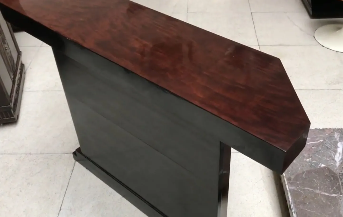 Consola antiga elegante com superfície lisa e detalhes modernos.