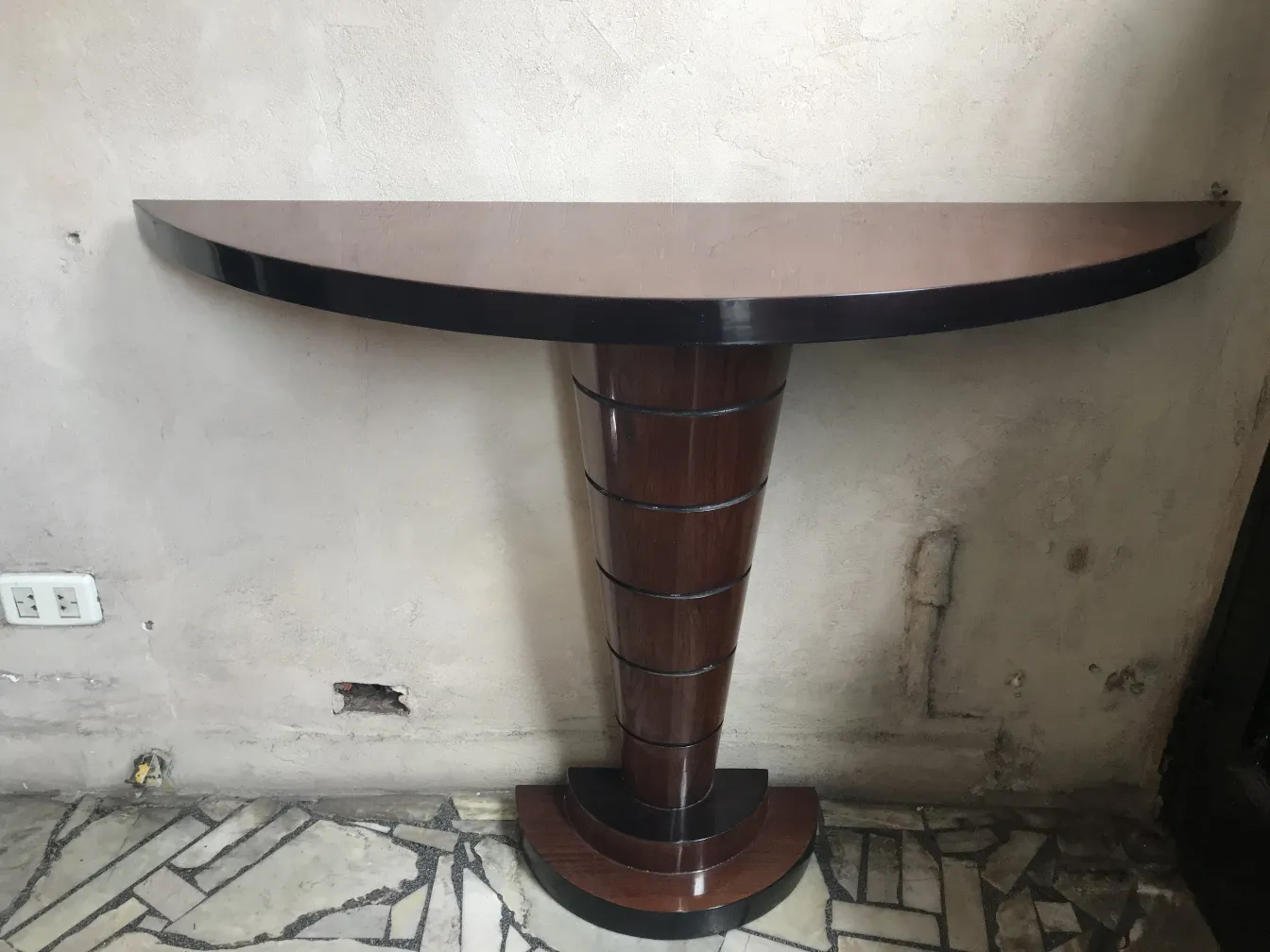 antiga consolo decorativa com design elegante e único