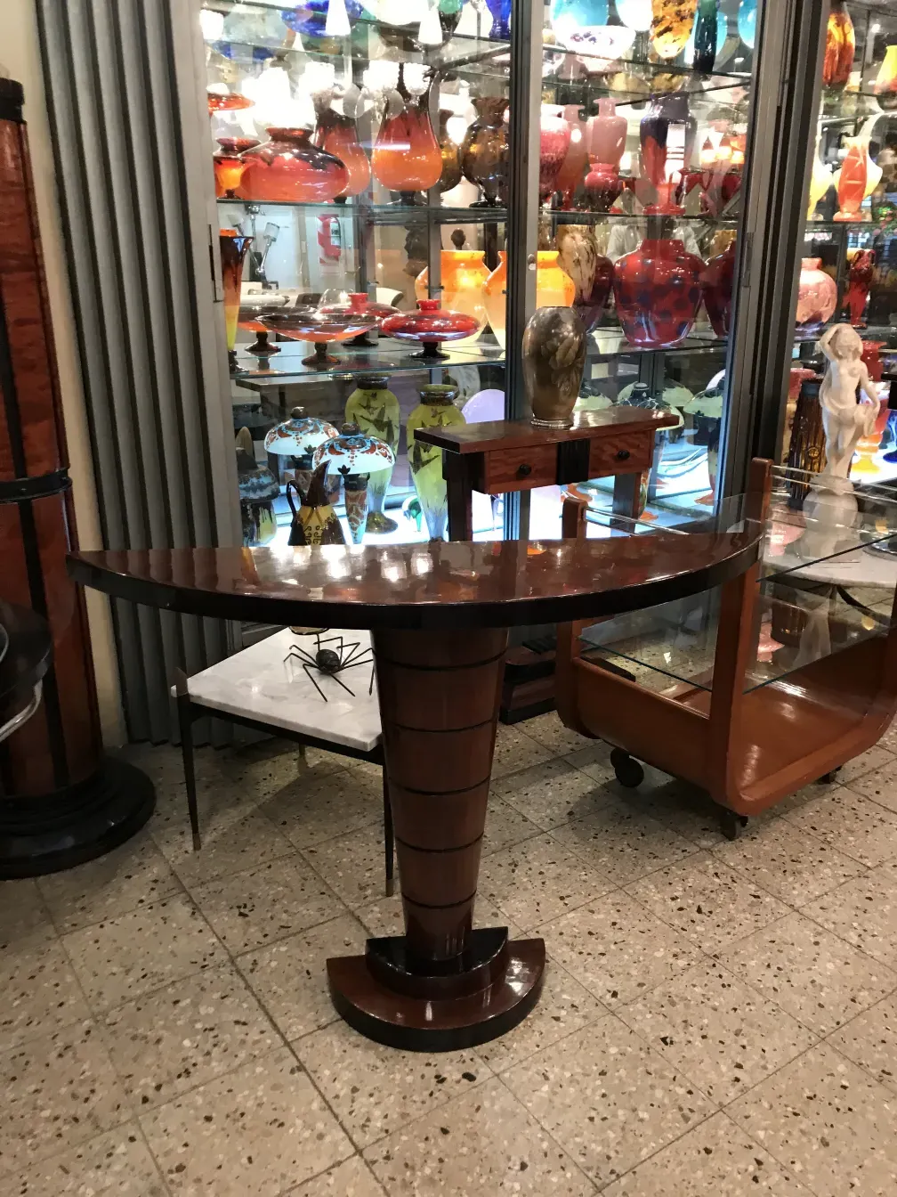 antiga consola decorativa com detalhes elegantes e vitrines coloridas ao fundo