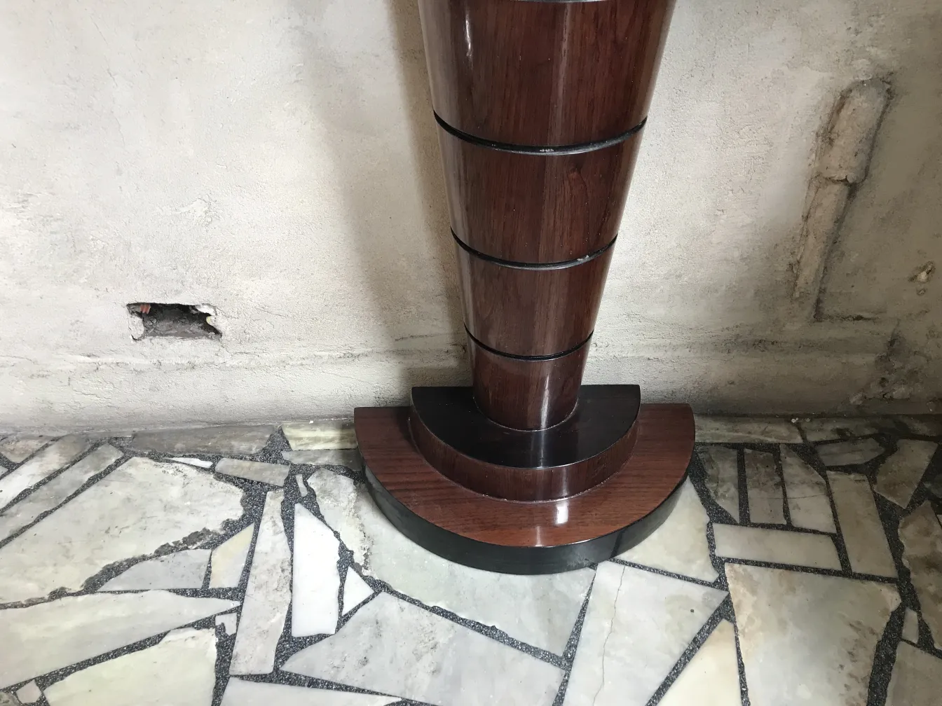 antica console con base curva e design elegante