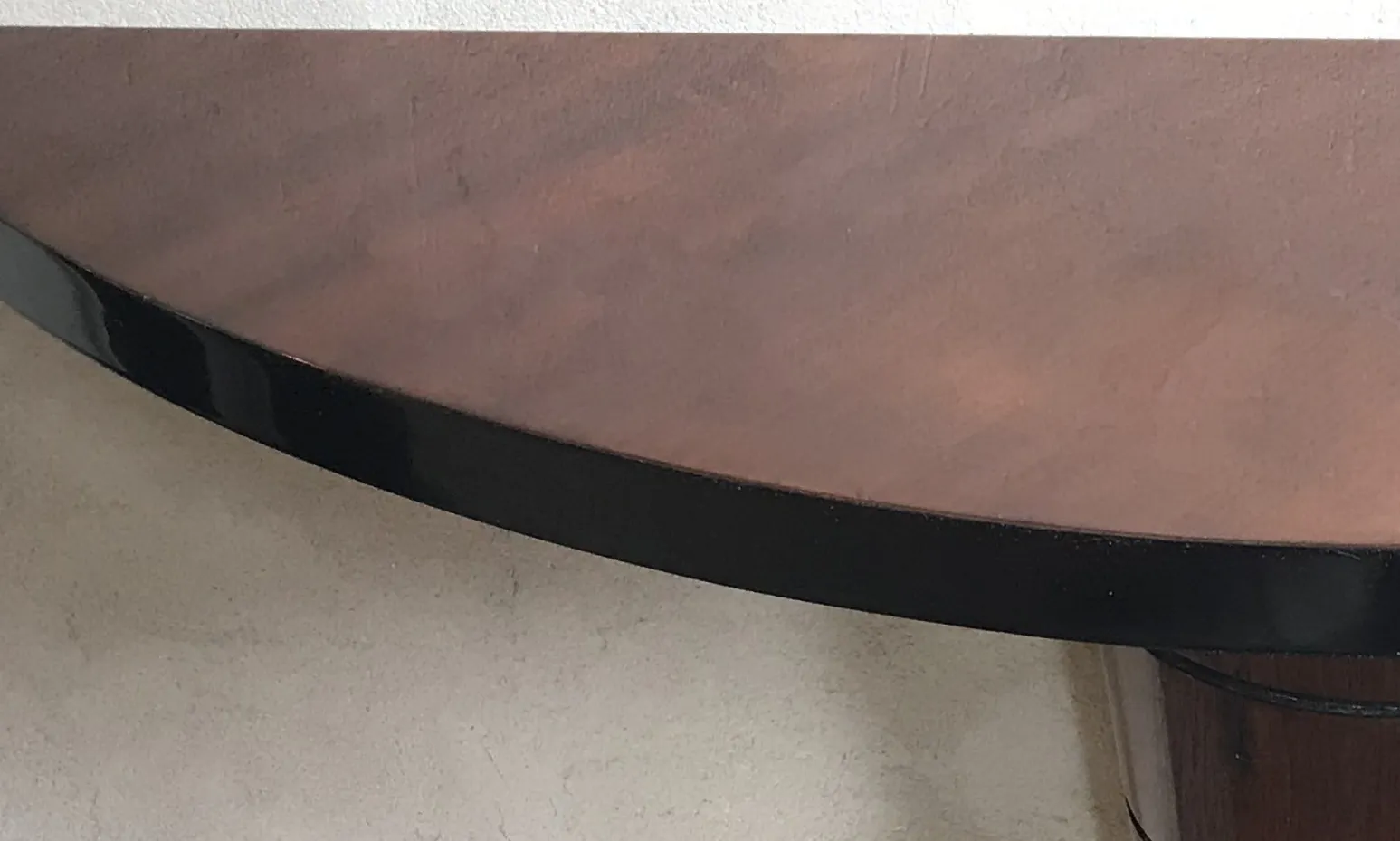 vista de una consola antigua con diseño curvado y detalles únicos